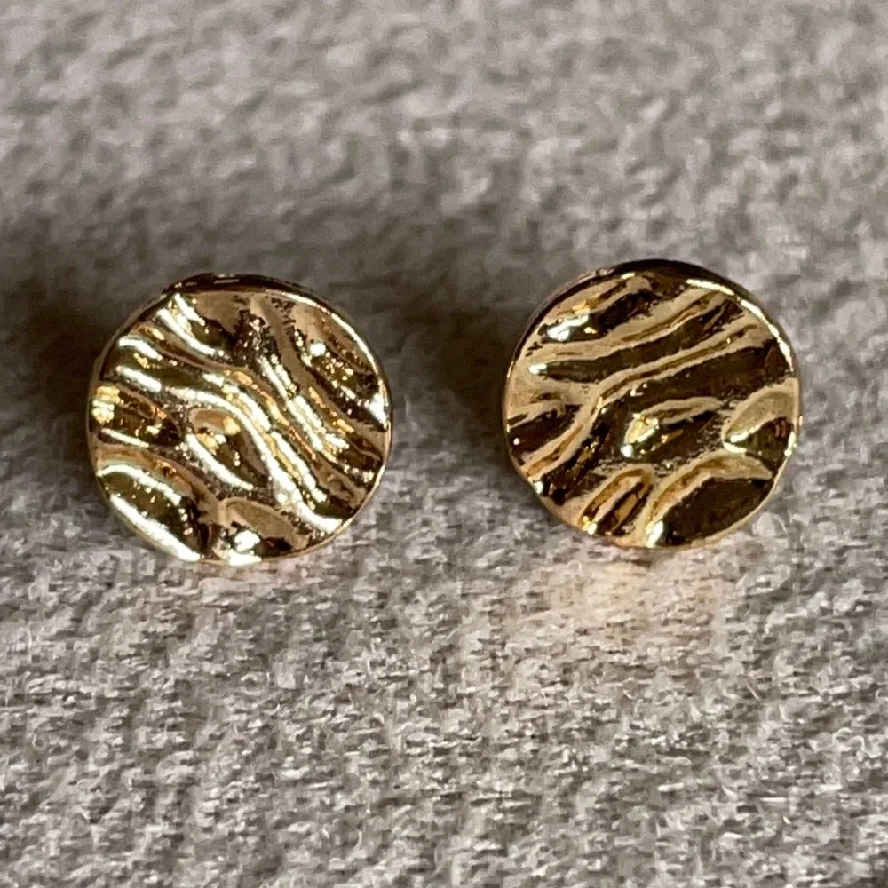 Drape circle gold studs